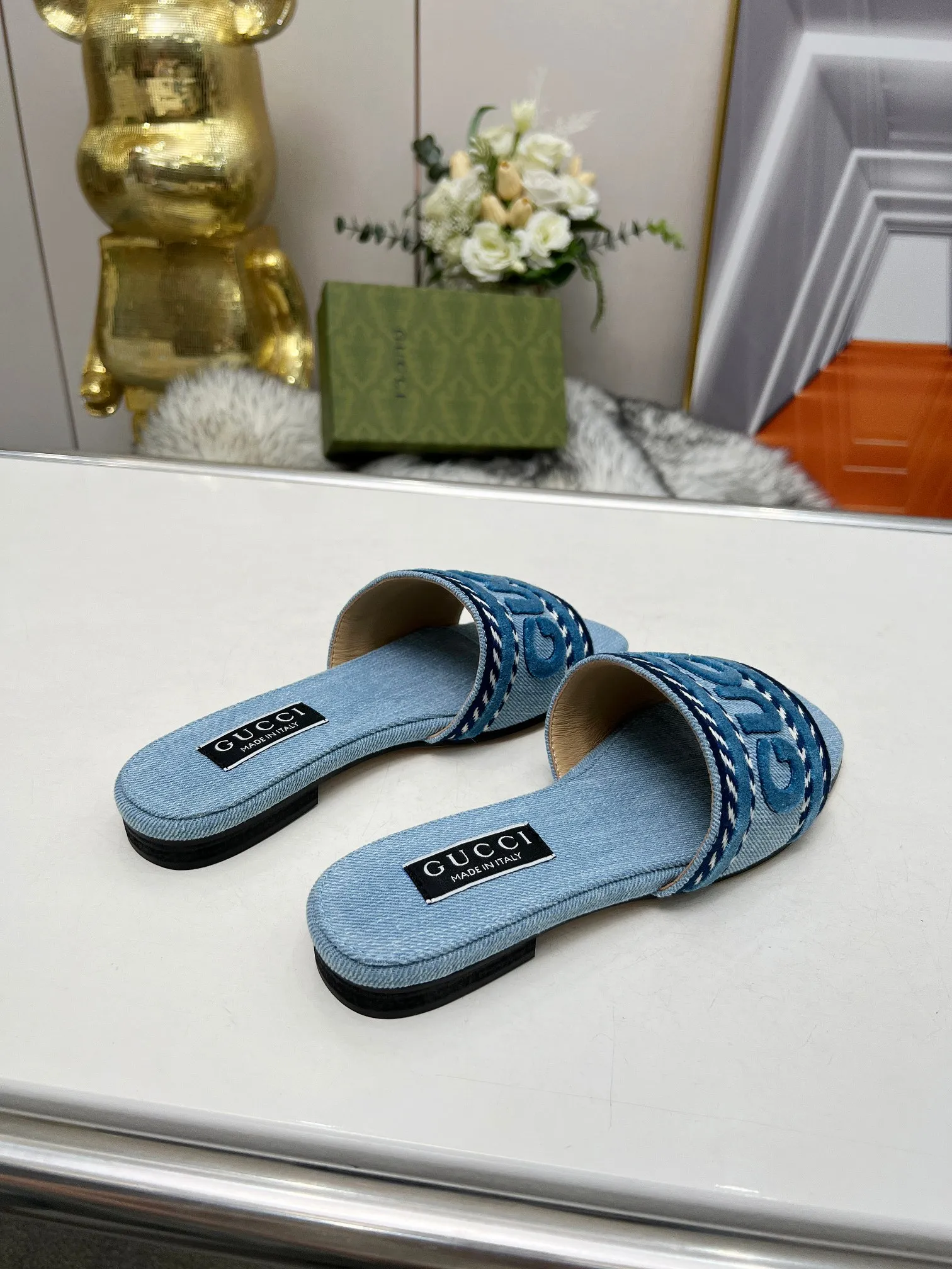 👟👟Ex-factory price 340👟👟 Genuine leather sole 200 Gucci 2024/Spring and summer new electric embroidery flat slippers hot style online —————————————— Perfect interpretation! The original development supports any comparison in the market! Carefully crafted materials! Months in the making! The pattern is extremely beautiful! Unique charm. The fabric is made from the original one-to-one ratio! Flash sale market free version! The thorn lines and three-dimensional effect are full! High-end and high-end Factory No.: 828-16 ꫛꫀꪝ Go➫ Materials: ❶ Upper: Electric embroidery environmentally friendly washed denim fabric ❷ Feet: imported sheepskin, lining sheepskin. ❸Outsole! Original Italian leather outsole ➕ Rubber outsole ........................................ ♡Size: 35-44 ♡Colour: 1cm